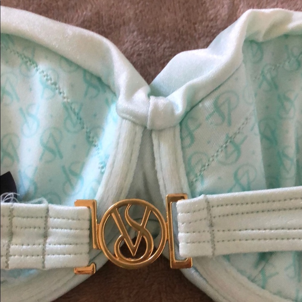 Victoria  Secret Bikini - Picture 4 of 7